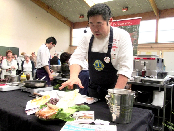 Takashi Kinoshita , chef étoilé du Château de Courban,  a démontré tout  son talent au salon "Art et Saveurs" organisé par le Lions Club