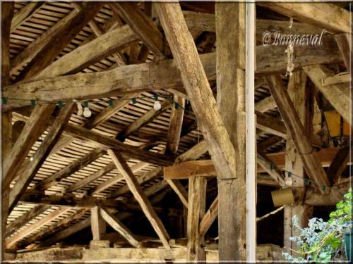 Bassoues Gers bastide Midi-Pyrénées charpente de la halle du 16ème siècle