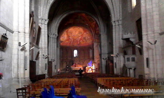 Saint-Macaire (gironde) La commune de Saint-Macaire se situe sur la rive droite de la Garonne au niveau du fleuve où l'effet est une église catholique située dans le département français de la Gi