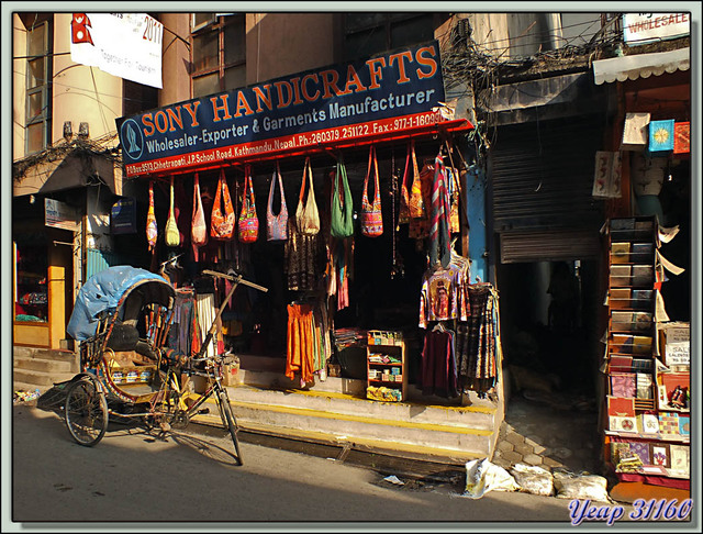 Blog de images-du-pays-des-ours : Images du Pays des Ours (et d'ailleurs ...), Dans le quartier de Thamel: dernier rayon de soleil sur notre périple himalayen - Katmandou - Népal