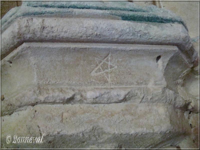 Abbaye de Fontdouce 12 ème siècle Charente-Maritime marque de  tâcheron