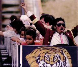 TAJ SE REMEMORE SON ONCLE MICHAEL LORS D'UN CHAT ENTRE FANS
