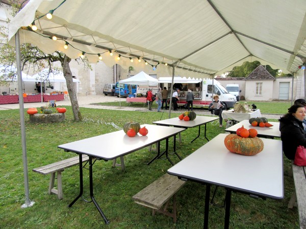 Un marché gourmand et des jeux dans la cour d'honneur du Musée du Pays Châtillonnais-Trésor de Vix