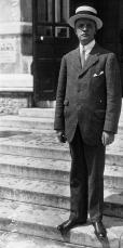 André Morizet, maire de Boulogne (Billancourt), en 1920, lors de la Conférence des maires et conseillers municipaux socialistes à Boulogne sur Mer . Cliquer sur la photo pour l'agrandir. source Gallica