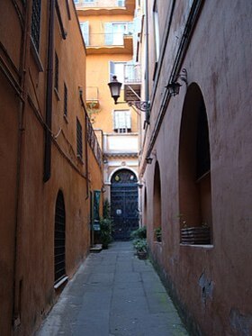 Au fond de la ruelle, l'entrée de l'oratoire