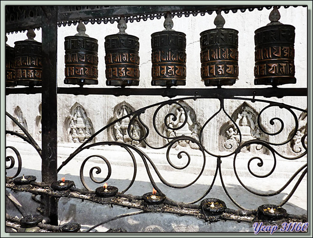 Blog de images-du-pays-des-ours : Images du Pays des Ours (et d'ailleurs ...), Sanctuaire de Swayambhunath: moulins de prières et lampes à huile - Katmandou - Népal