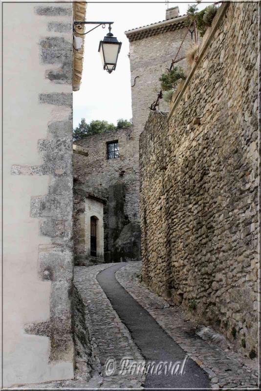 Vaison-la-Romaine Vaucluse une ruelle dans la ville médiévale