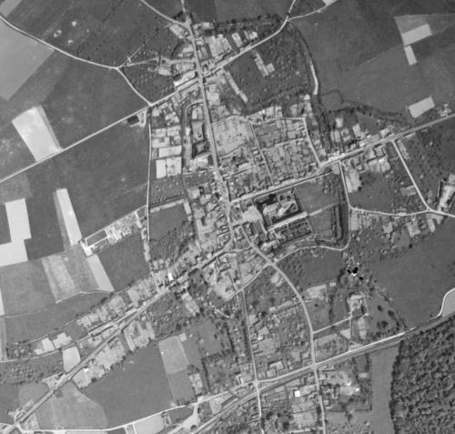 Saint-Riquier - Centre-ville en 1952, vue d'ensemble (remonterletemps.ign.fr)