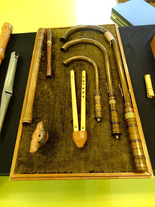 A l'initiative de l'association "Châtillon-Scènes, François Tainturier, Directeur du Laostic, est venu présenter des instruments anciens aux élèves des écoles Louis Cailletet et Francis Ca