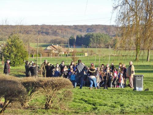 Plantation d'un arboretum à la Maison de la Forêt