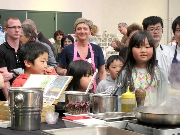 Takashi Kinoshita , chef étoilé du Château de Courban,  a démontré tout  son talent au salon "Art et Saveurs" organisé par le Lions Club