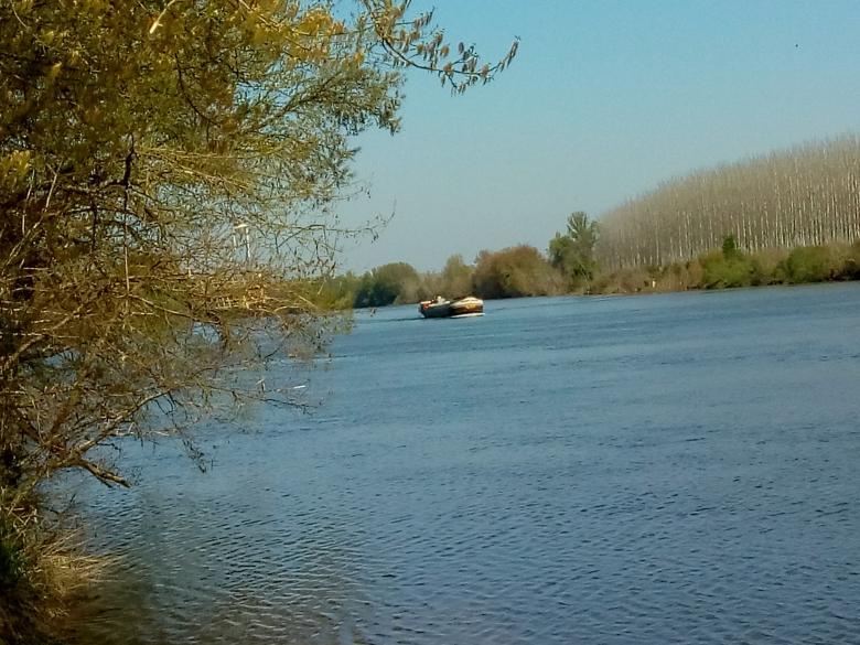 une péniche sur la Garonne