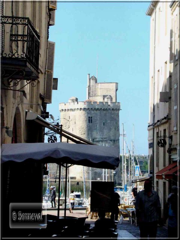 La Rochelle rue du Port et la Tour Saint Nicolas
