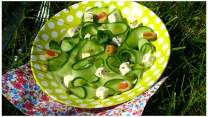 TAGLIATELLES DE CONCOMBRES OLIVES,FETA,GRAINES DE COURGES ET MENTHE