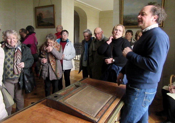 Les membres de l'Association Culturelle Châtillonnaise ont visité un château , superbement meublé, celui de la Motte-Tilly