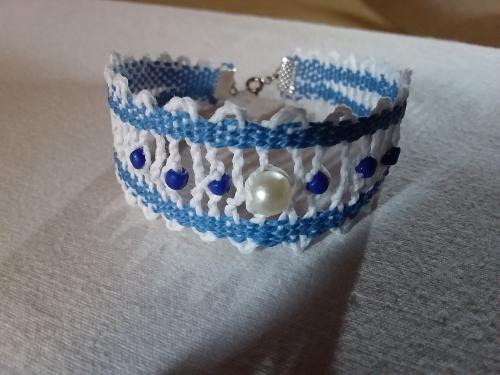 Un bracelet en dentelle
