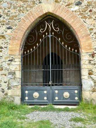 Peut être une image de porte, plein air et mur de briques