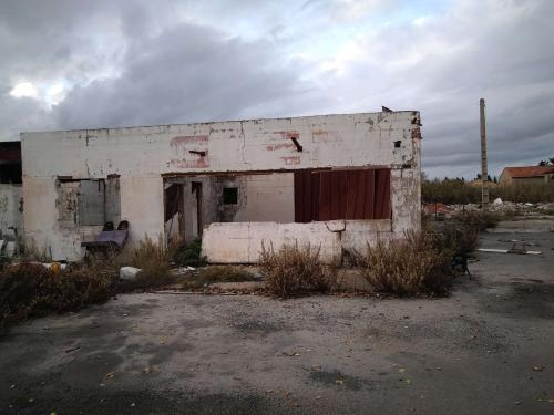 Entreprise abandonnée transformée en décharge occulte semi-couverte