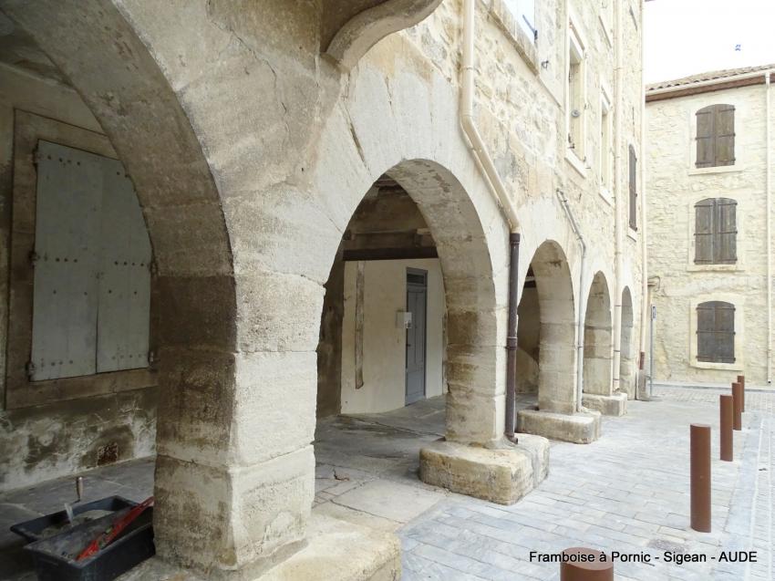 Sigean - Aude - Occitanie - 2018 - les halles étaient installées sous les arcades