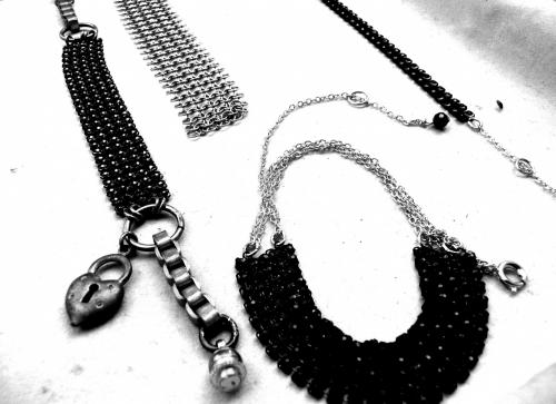 Ornements de Cou , Bijoux  de Peau , Tableaux de Corps .............