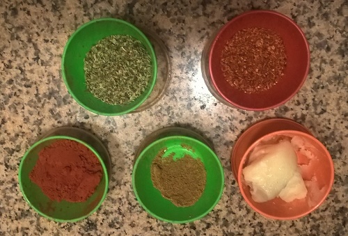 herbes et épices pour empenadas (origan, cumin,paprika,aji) et graisse de boeuf