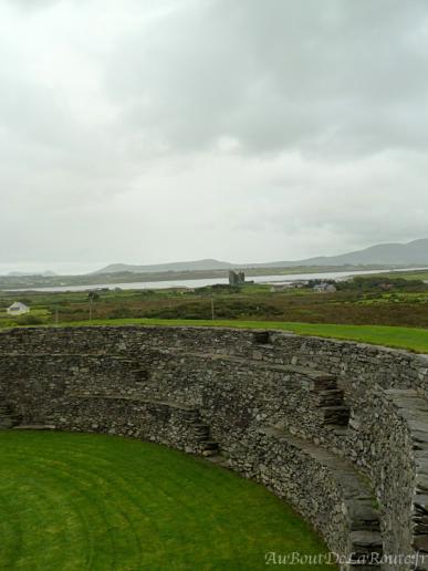 Vue sur Ballycarbery Castle de Cahergall Fort Vue sur Ballycarbery Castle de Cahergall Fort
