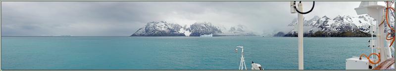 Le Lyrial arrive à l'entrée du Fjord Drygalski, à l'entrée, nous avons croisé un immense iceberg tabulaire (tout à gauche) - Géorgie du Sud