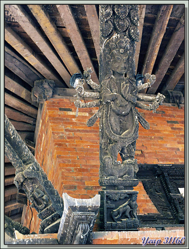 Blog de images-du-pays-des-ours : Images du Pays des Ours (et d'ailleurs ...), Temple Amar Narayan Mandir: sculptures sur bois avec scènes érotiques - Tansen (Palpa) - Népal