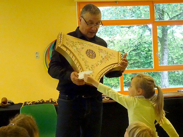 A l'initiative de l'association "Châtillon-Scènes, François Tainturier, Directeur du Laostic, est venu présenter des instruments anciens aux élèves des écoles Louis Cailletet et Francis Ca