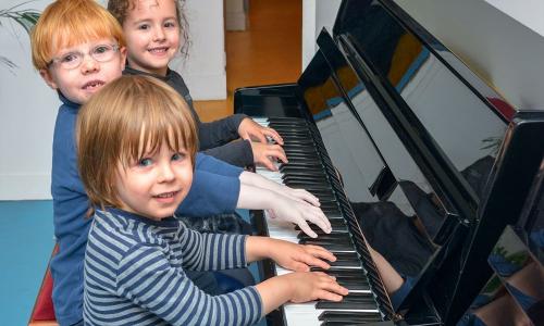 Mat. Élém. : Avec un piano dans l'école. 