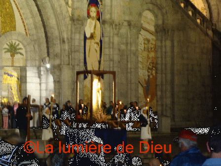 Lourdes : la procession aux flambeaux