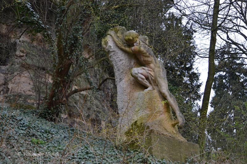 Parc des Buttes Chaumont : statue "Gouffre" de Sylvain Kinsburger