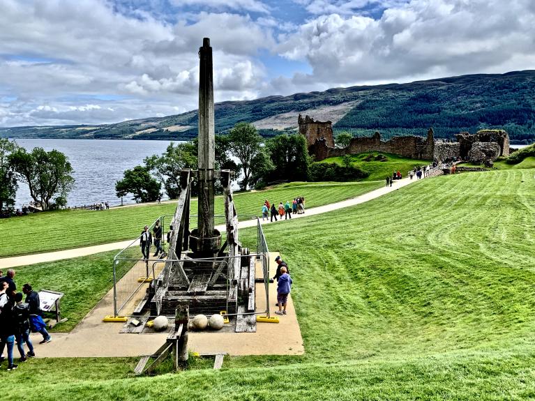  Un trébuchet sur le site du chateau ⁨Urqhart , au bord du Loch Ness