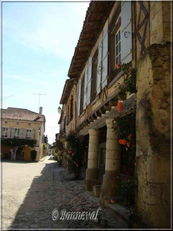 Labastide d'Armagnac Landes couverts sur la Place Royale