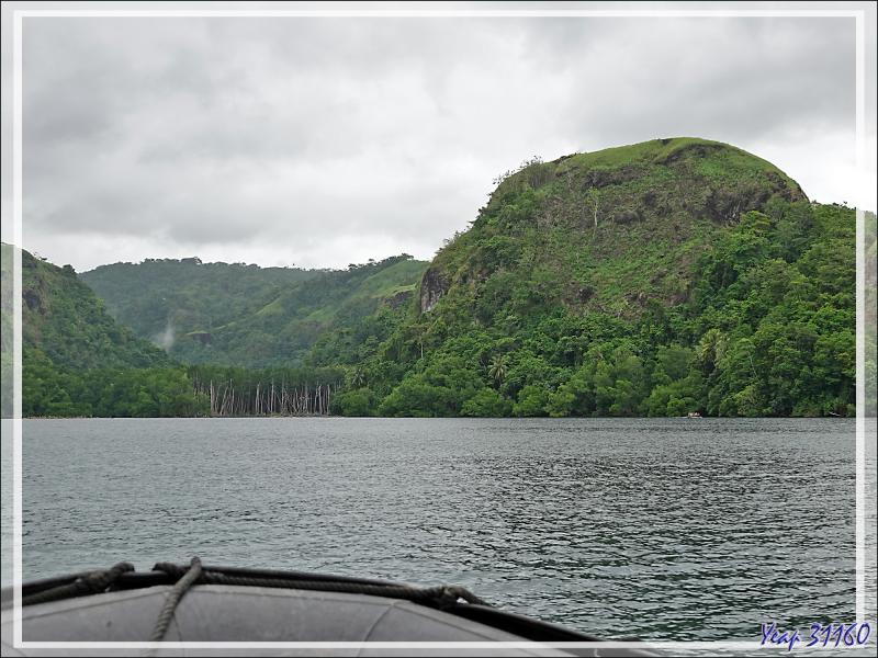 Court entracte sur le bateau avant de repartir en Zodiac, puis grimper comme on peut dans (sur) une pirogue à plateforme - Tufi - Maclaren Harbour - Province d'Oro - Papouasie Nouvelle-Guinée
