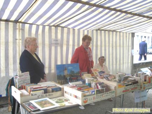 La foire aux livres et aux vieux papiers au jardin de la Mairie...