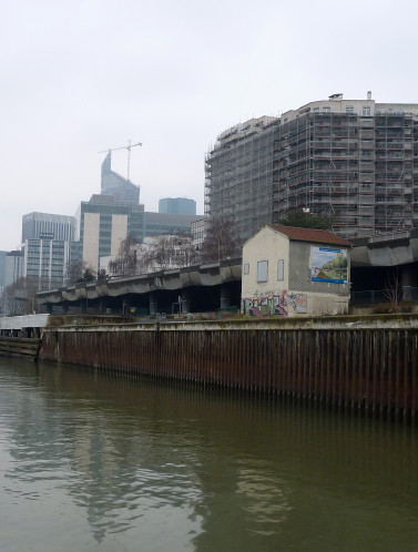 Petite maison à la Défense
