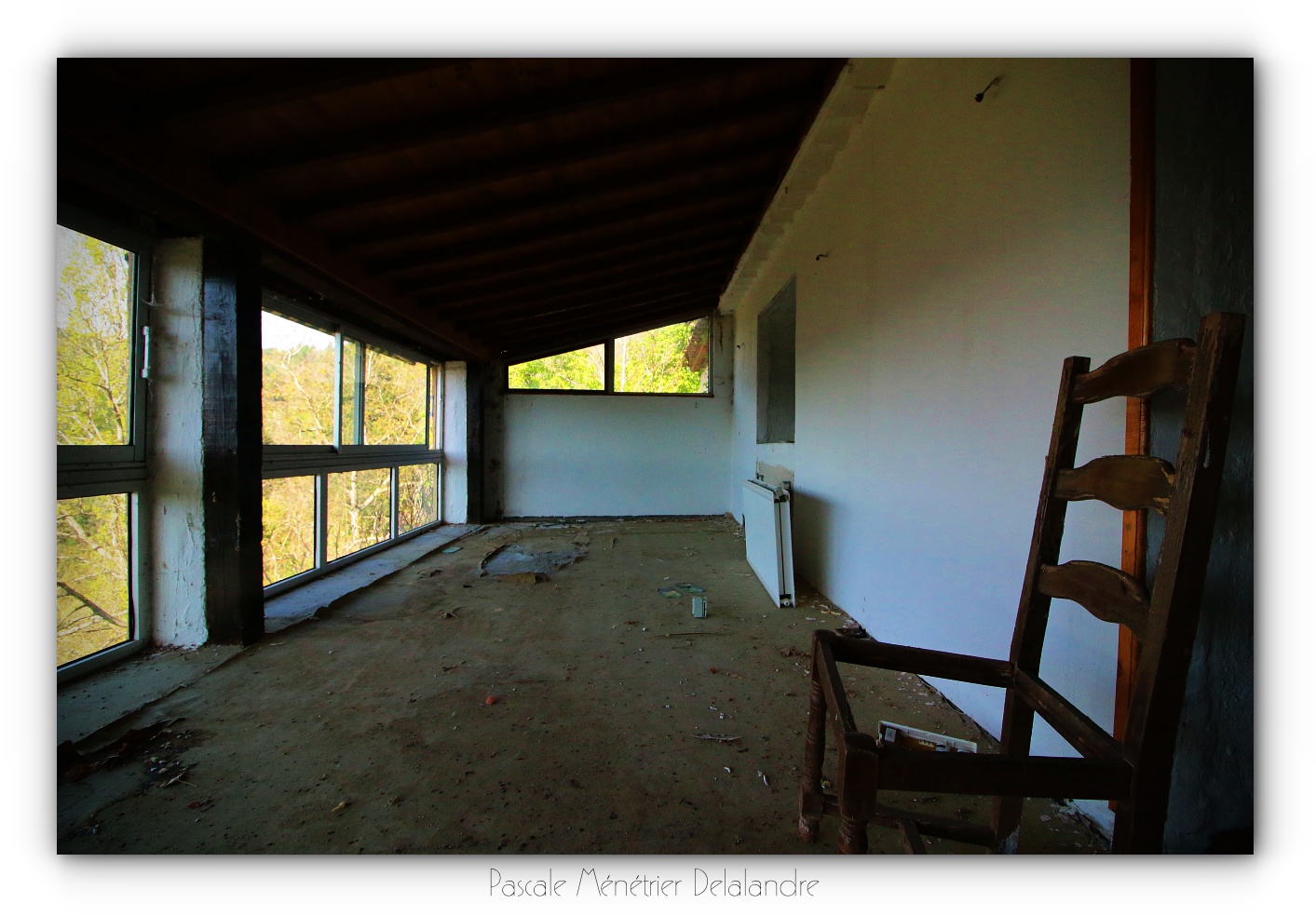 Urbex en Cévennes, Gard (2/4) - Le restaurant et son salon.