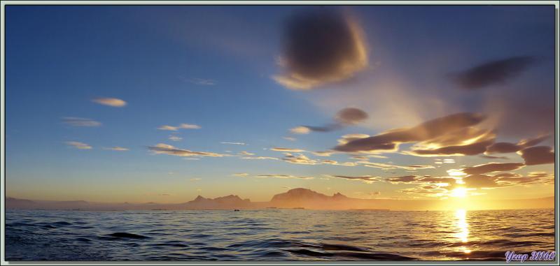 Panorama sur un coucher de soleil sur les Iles Shetland du Sud vu de Bransfield Strait - Péninsule Antarctique