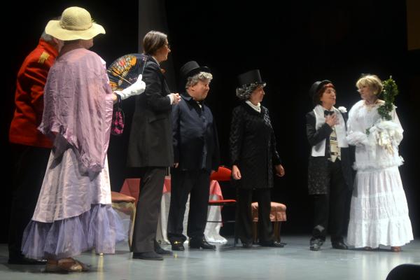 Représentation de "La Joyeuse Troupe" au Totem