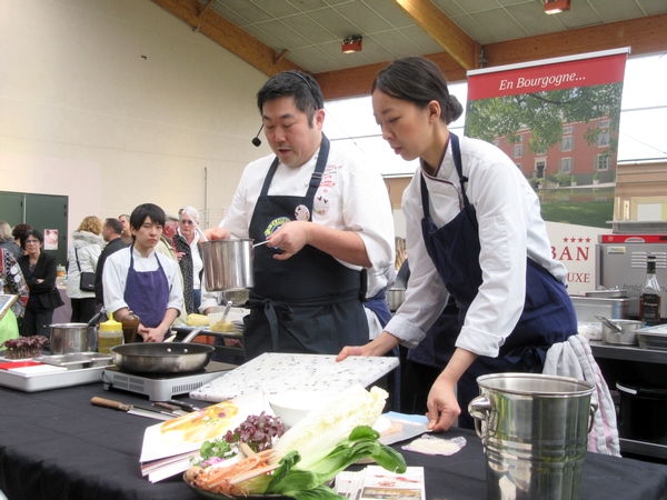 Takashi Kinoshita , chef étoilé du Château de Courban,  a démontré tout  son talent au salon "Art et Saveurs" organisé par le Lions Club