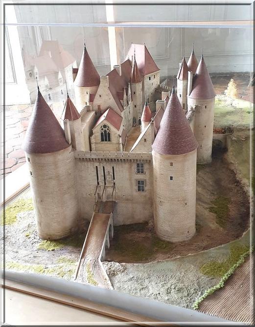 1030 - Châteauneuf-en-Auxois en Côte d'Or (21)