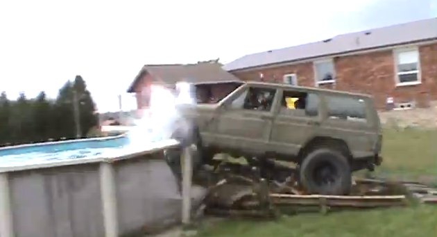 Ils ont voulu passer par dessus une piscine en Jeep