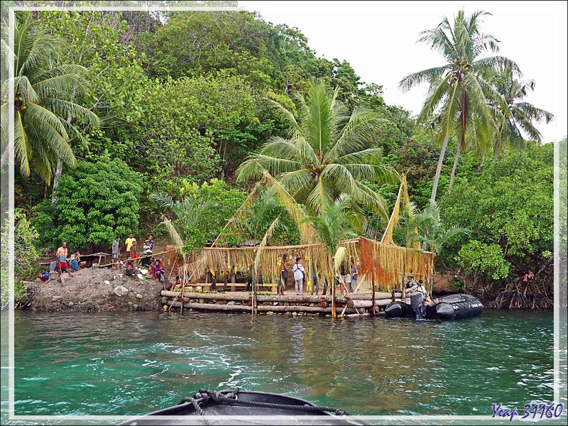 Tout en faisant encore quelques photos, nous descendons vers la mer afin de revenir aux Zodiac puis au navire - Tufi - Maclaren Harbour - Province d'Oro - Papouasie Nouvelle-Guinée