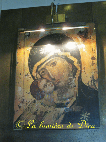 Prière à l'icône de la Vierge de Vladimir (Église Saint Nicolas-Bourse à Bruxelles)