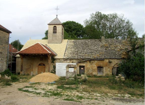 La chapelle d’Esmorots, hameau de Fontaine en Duesmois, enfin restaurée, a été ouverte aux visiteurs avec "Un jour, une église"…