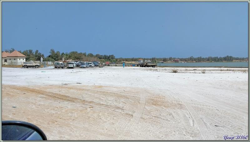 Débarquement, photos souvenir, puis direction "le village" pour faire les boutiques "attrape-touristes" et prendre une collation - Lac Rose (Lac Retba) - Sénégal