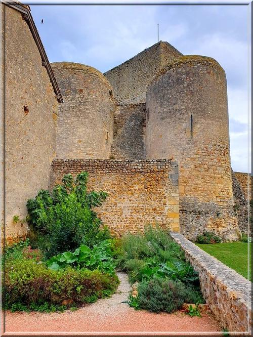 1029 - Semur en Brionnais en Saône-et-Loire (71)