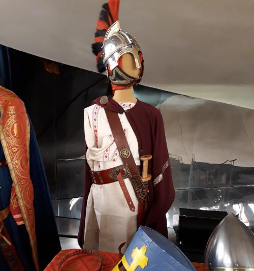 Maintenant des Hommes en costumes Anciens