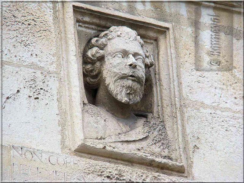 La Rochelle rue Nicolas Venette buste de Nicolas Venette sur sa maison